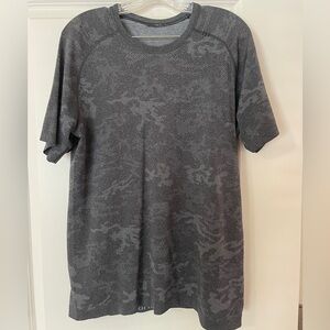 Lululemon men’s metal vent tee, size M